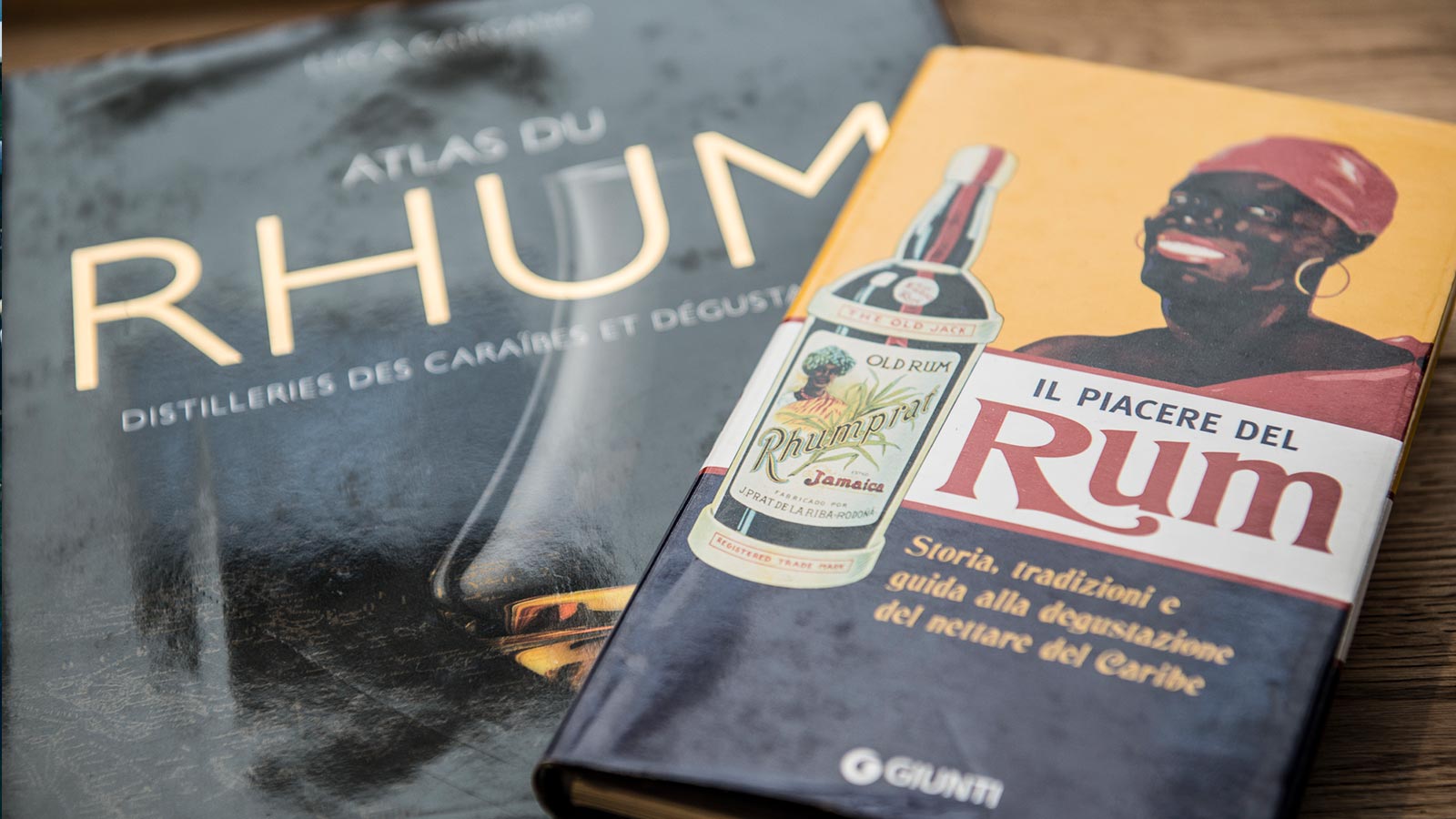 Dettaglio di due libri sul Rum presso la Downtown Bartending School a Bolzano