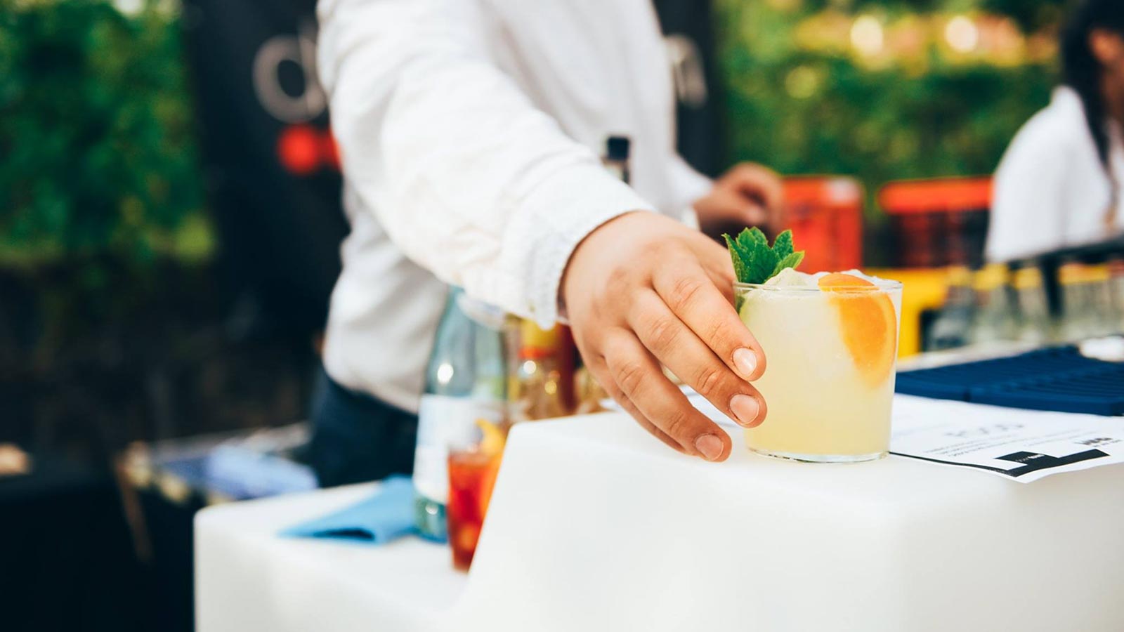 Dettaglio di un cocktail preparato durante un servizio catering