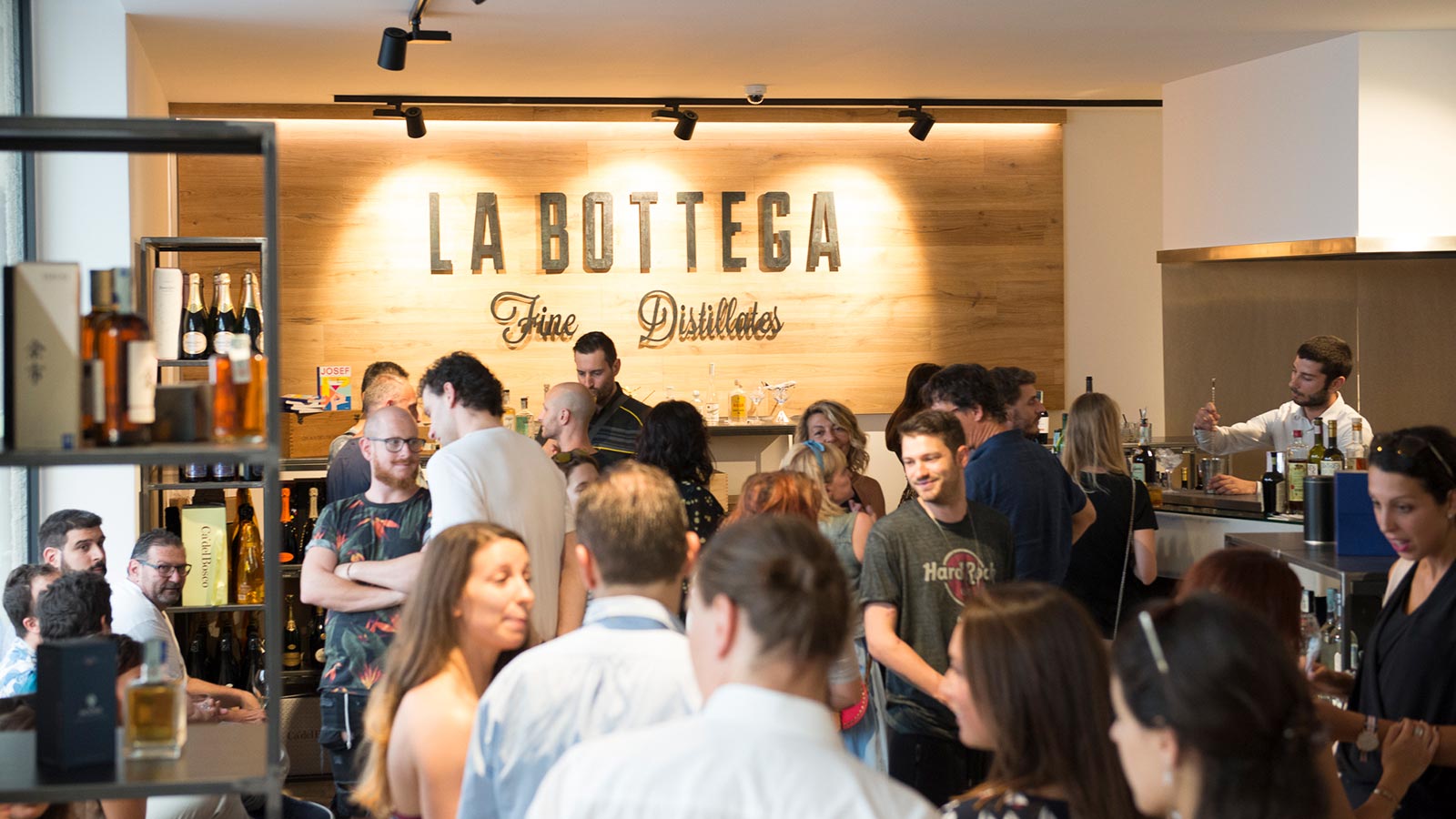 Un barista prepara i drink durante un evento