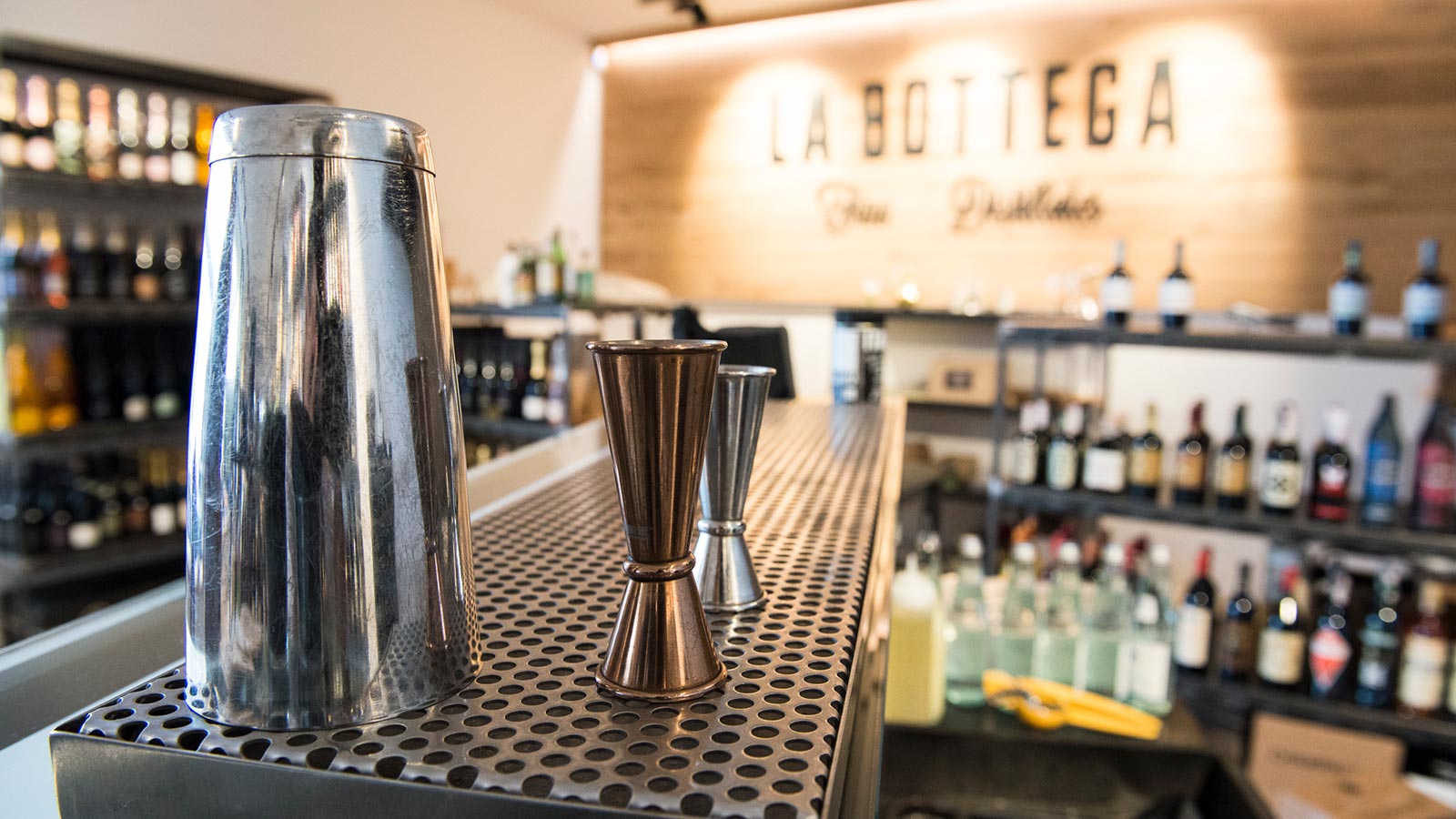 Dettaglio dei bicchieri sul bancone del bar presso La Bottega